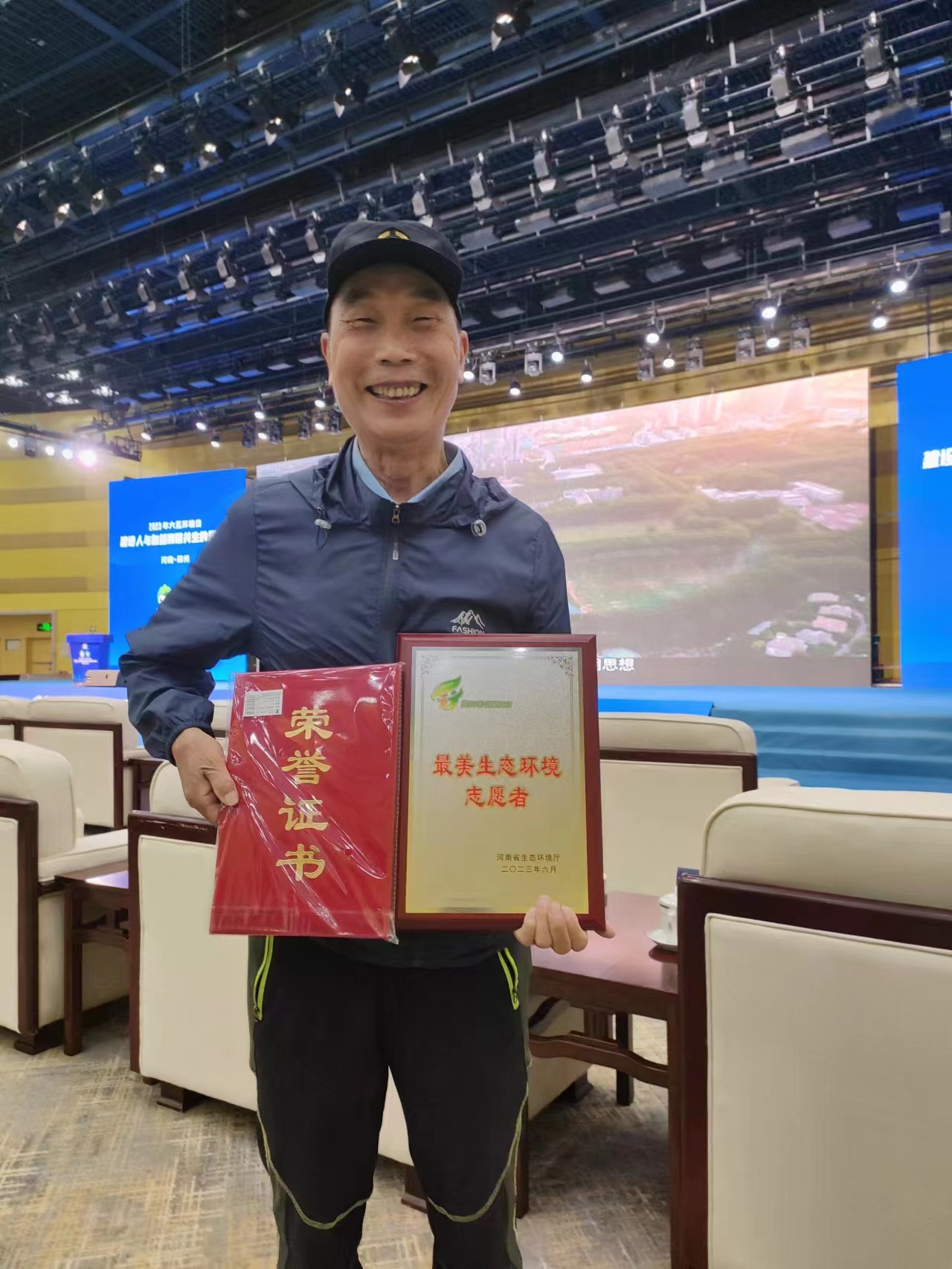 喜報(bào)！新鄉(xiāng)環(huán)保志愿者張鄭州獲省“2023最美生態(tài)環(huán)境志愿者”稱(chēng)號(hào)